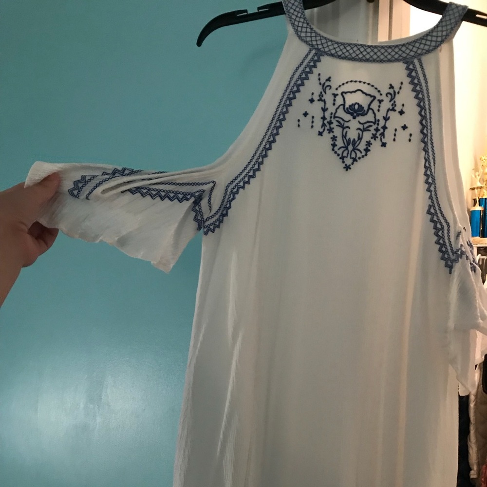 Super lightweight off the shoulder sundress!